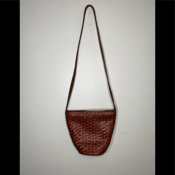 Vintage leather basket weave  crossbody bucket bag - Picture 7 of 9